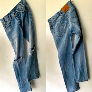 Levi’s Distressed Loose Fitting Jeans
